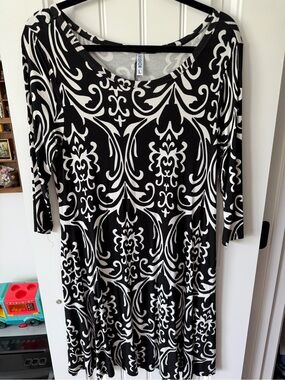 VIISHOW Black & White Printed Long Sleeve Scoop Neck Dress with Pockets